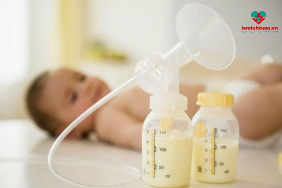 Cách lựa chọn sữa và pha sữa cho bé trong khi bé đổi sữa bị tiêu chảy