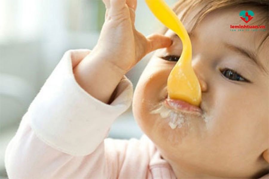 Cho trẻ ăn sữa chua trị táo bón cho trẻ 1 tuổi