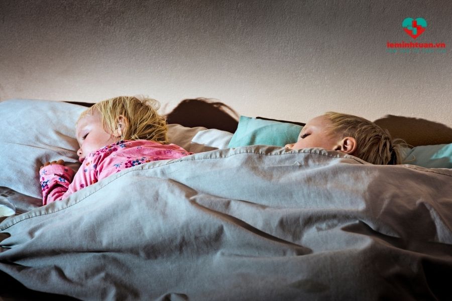 Cho trẻ ngủ đủ giấc để tăng chiều cao