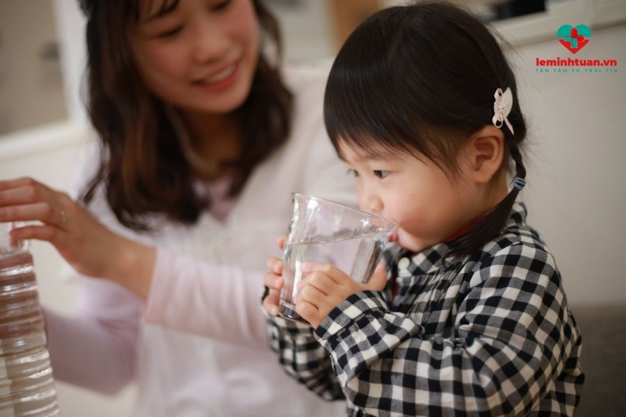 Cho trẻ uống đủ nước để giảm nhiệt