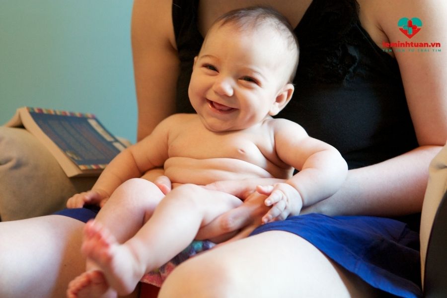 Bất lợi của việc xi tiểu cho bé quá sớm
