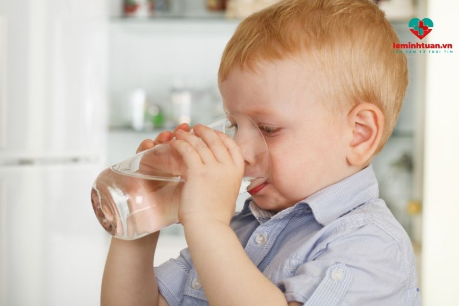 Bổ sung nước cho trẻ đau bụng đi ngoài liên tục