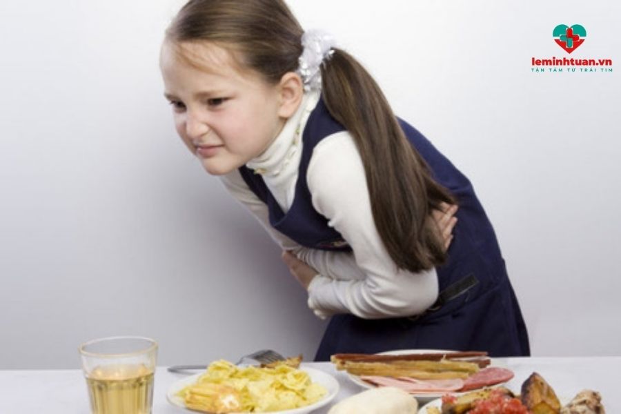 Trẻ bị ngộ độc thực phẩm dẫn đến đi ngoài nhiều lần