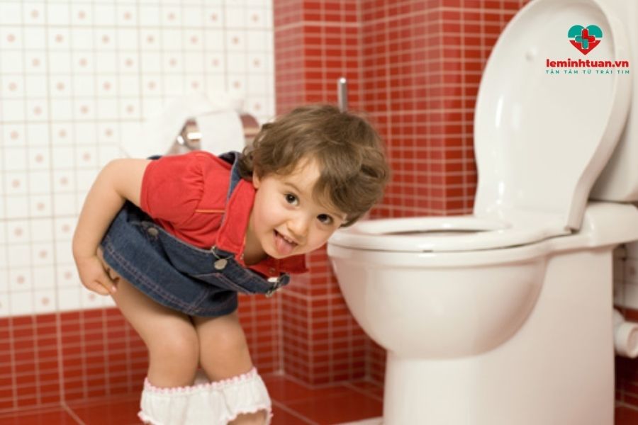 Trẻ đi vệ sinh như thế nào là bình thường