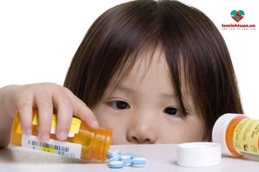 Không tự ý cho trẻ dùng thuốc khi trẻ bị đi vệ sinh nặng nhiều lần trong ngày