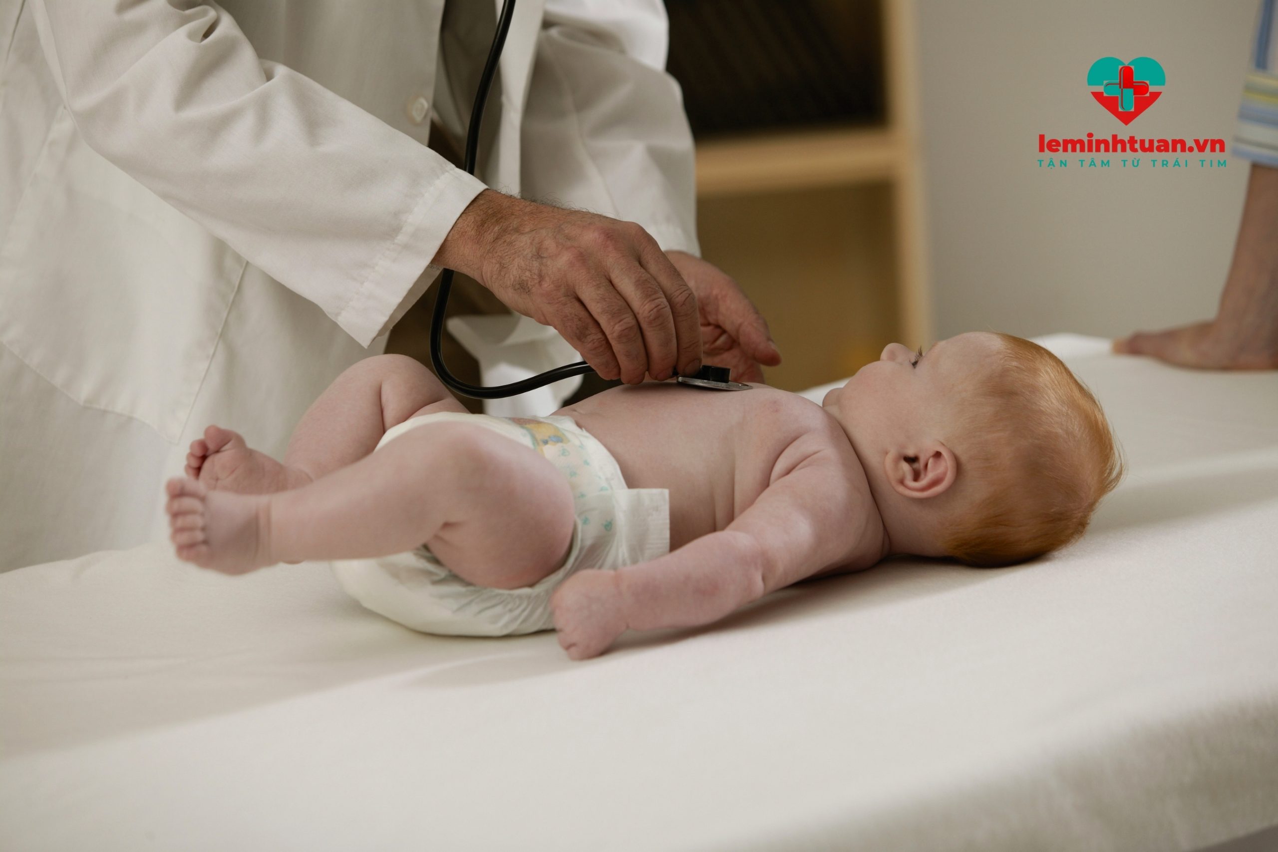 Đưa trẻ sơ sinh 1 tháng tuổi bị táo bón đi khám bác sĩ khi trẻ có dấu hiệu trở nặng