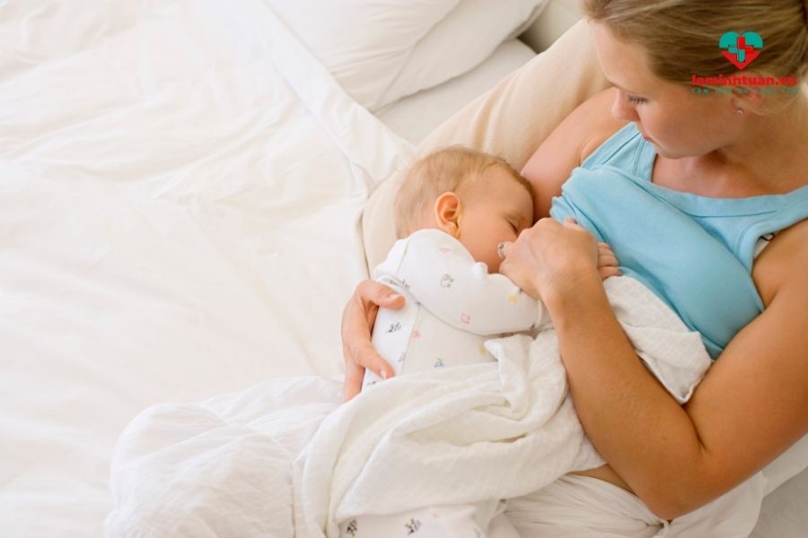 Tăng số lần bú mẹ cho bé đang trong giai đoạn giãn ruột