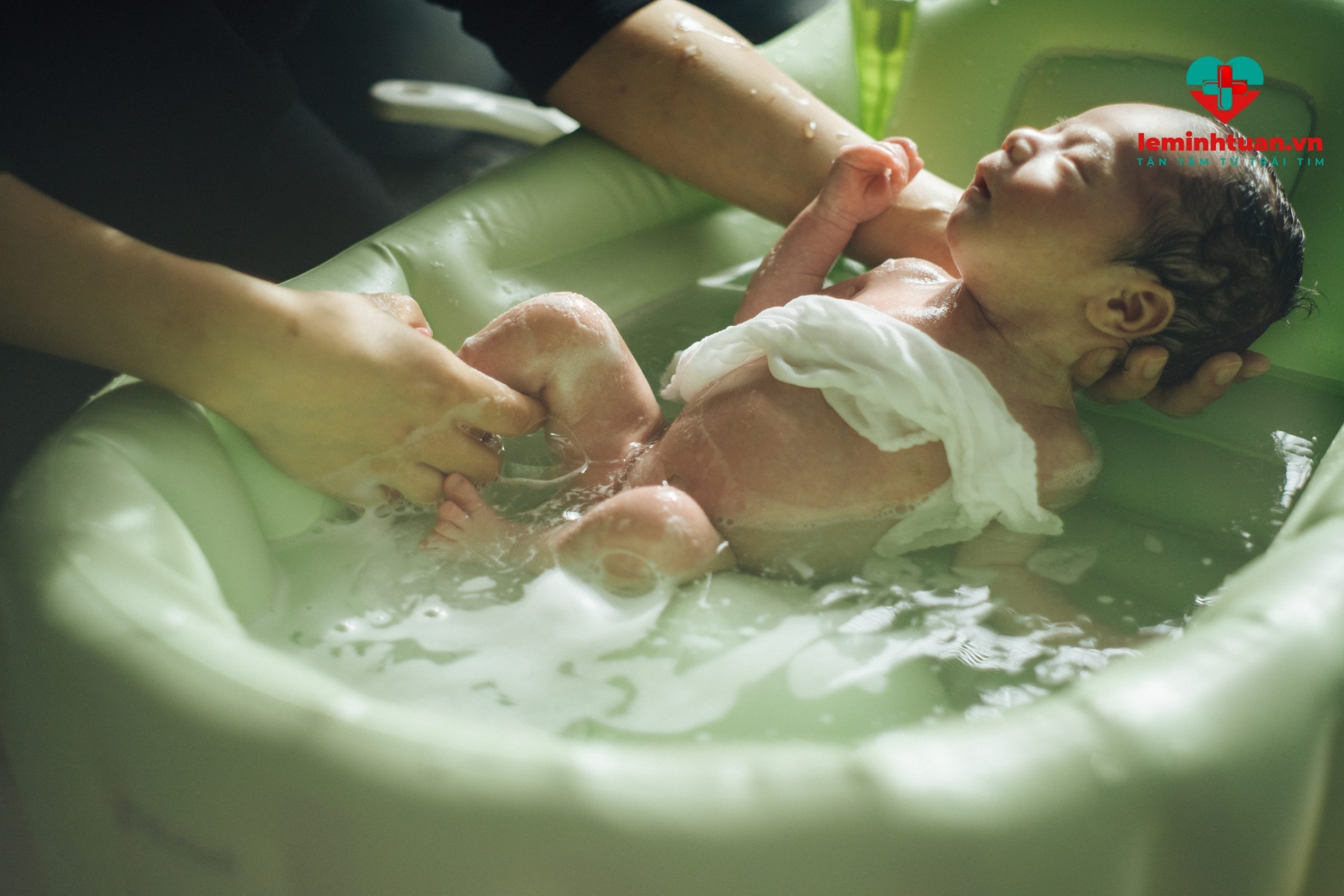 Ngâm nước ấm - mẹo dân gian trị táo bón cho trẻ sơ sinh