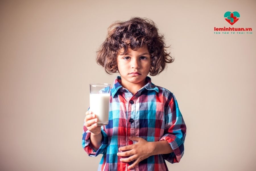 Trẻ đau bụng và nôn trớ do mắc hội chứng kém dung nạp lactose