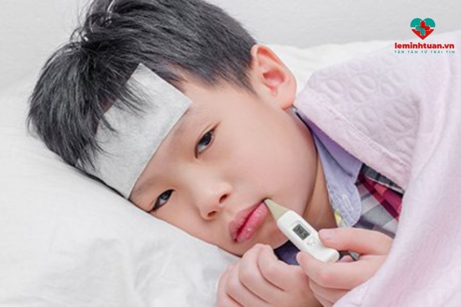 Trẻ nóng ran người nhưng không sốt có thể bình thường hoặc nguy cơ nhiễm khuẩn