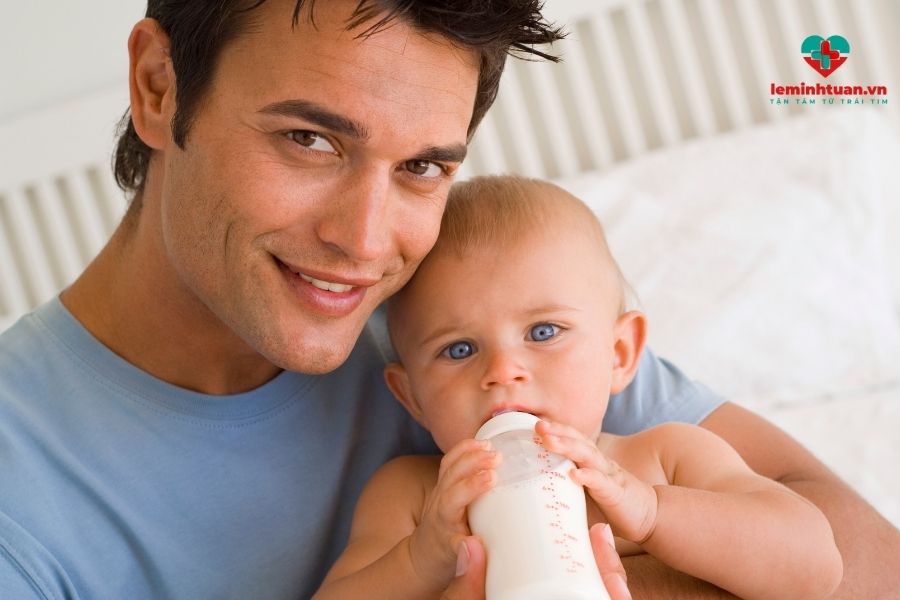 Trẻ sơ sinh dùng sữa công thức bị đi ngoài ra nước vàng