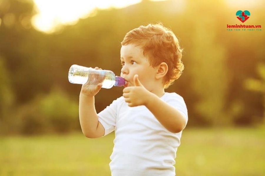 Bổ sung đủ nước cho trẻ 