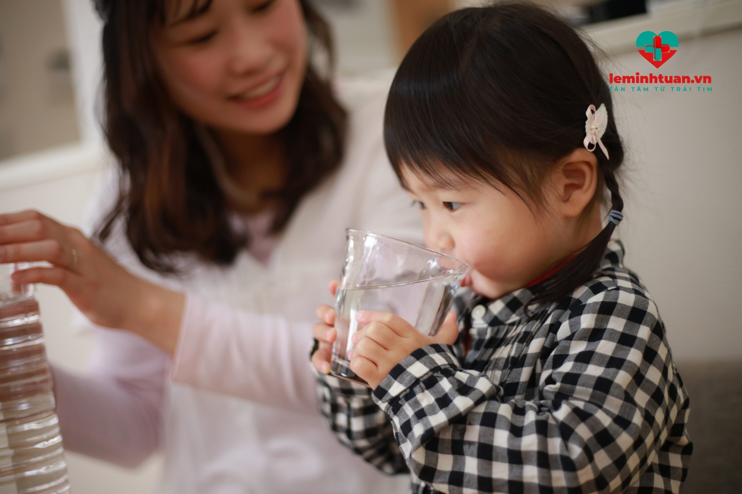 Uống nhiều nước giúp giảm nguy cơ bị táo bón ở trẻ em