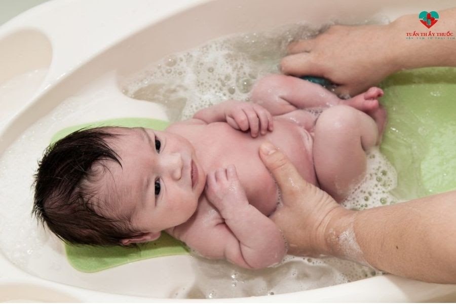 Có nên tắm cho trẻ sơ sinh không