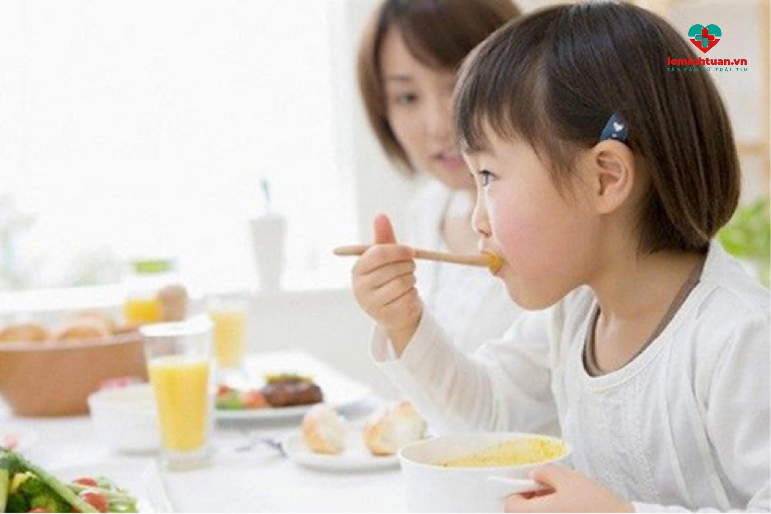 Bé 7 tuổi ăn nhiều nhưng không tăng cân mẹ có những giải pháp gì?