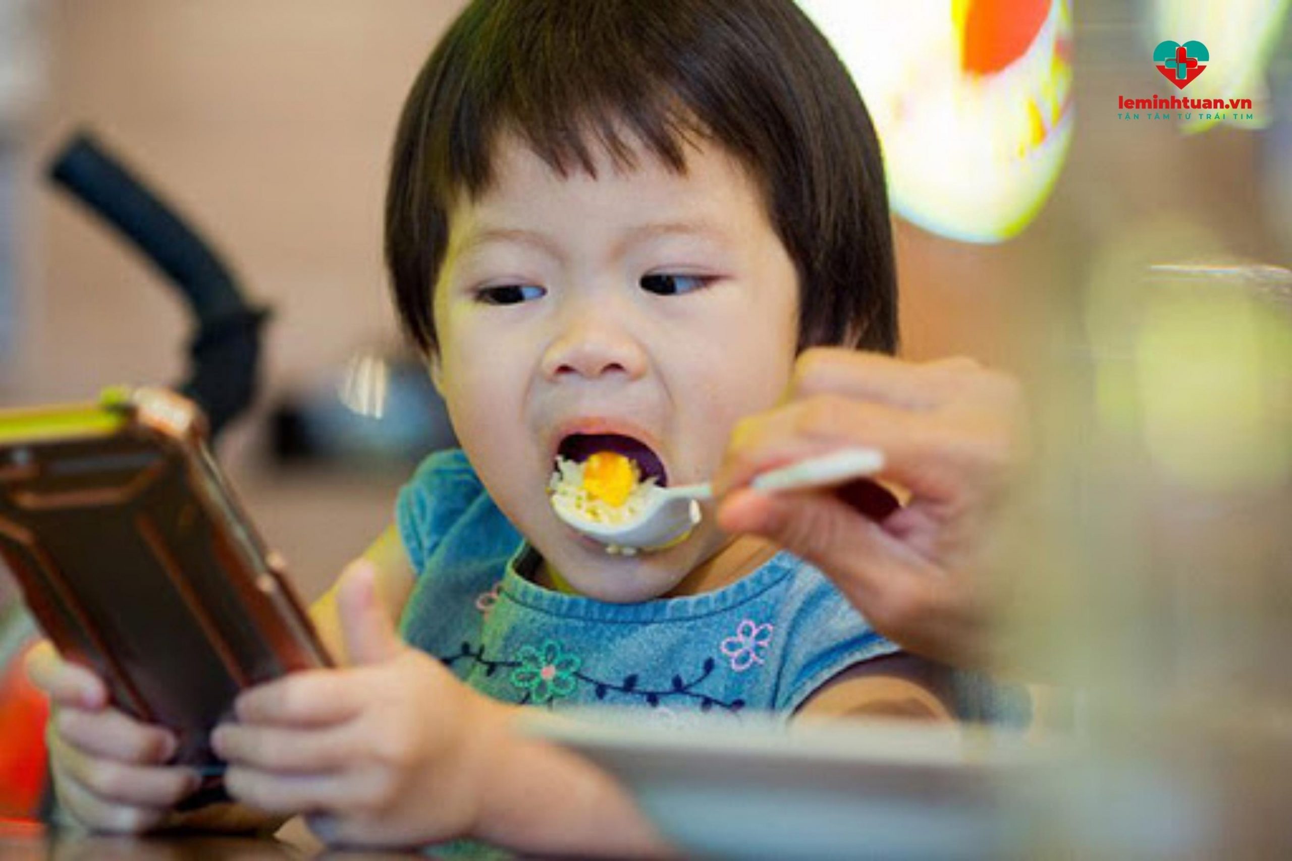 Bé 2 tuổi không chịu ăn cơm bé khó hòa nhập cộng đồng