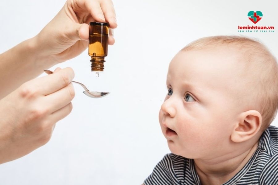 Uống vitamin K cho trẻ sơ sinh là cách bổ sung đơn giản.