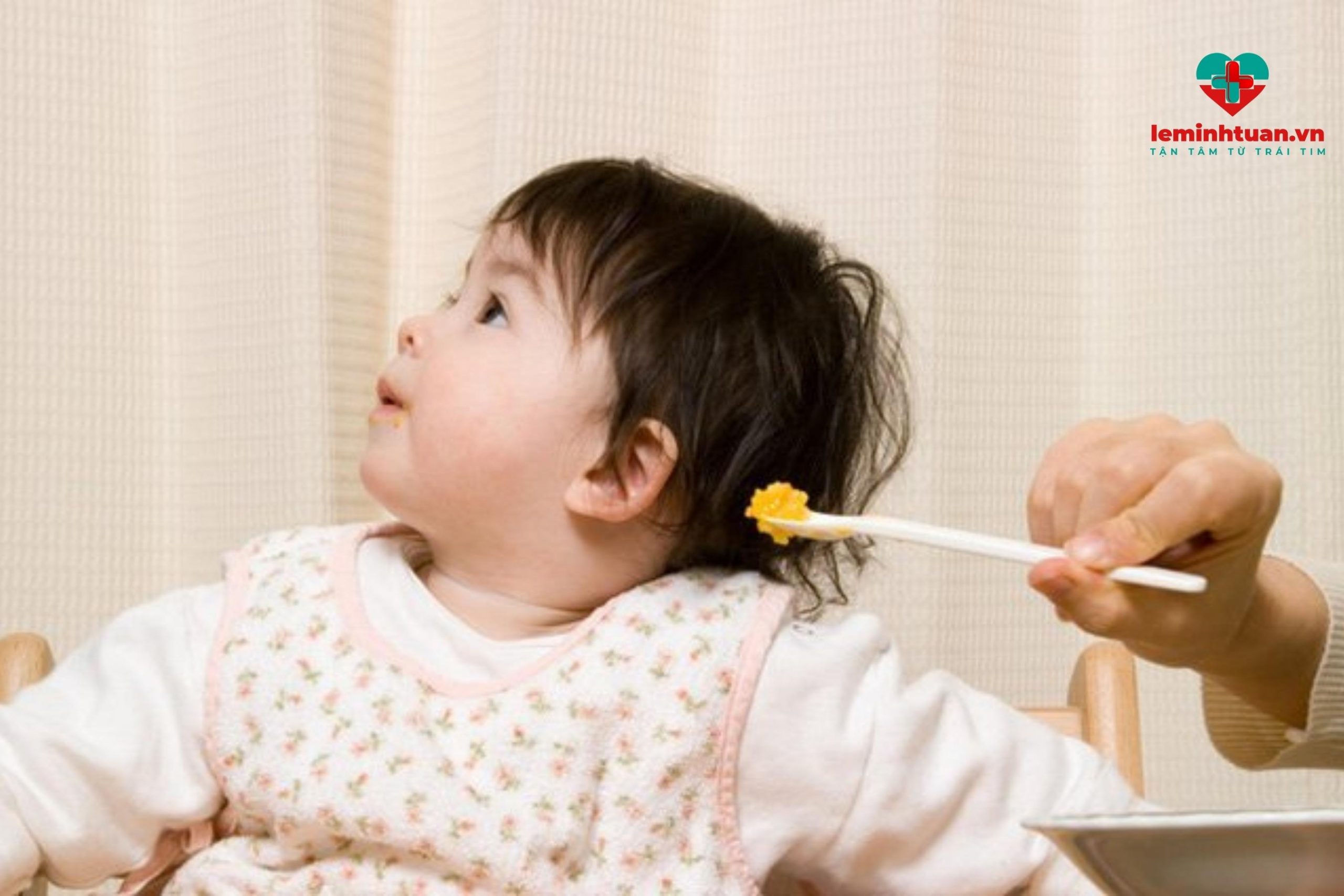 Khắc phục bé ăn ngậm bằng cách không kéo dài thời gian ăn cho bé