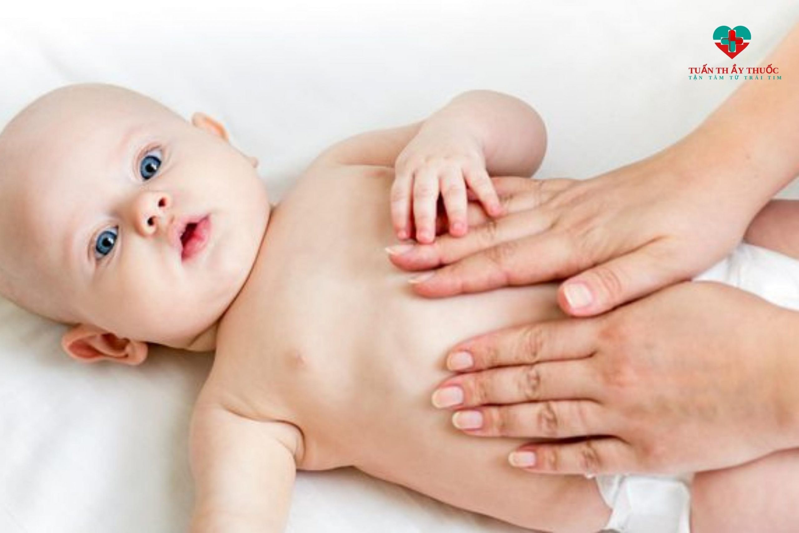 Cách đi vệ sinh dễ dàng cho trẻ bị táo bón bằng cách massage vùng bụng khi bé bị táo bón 