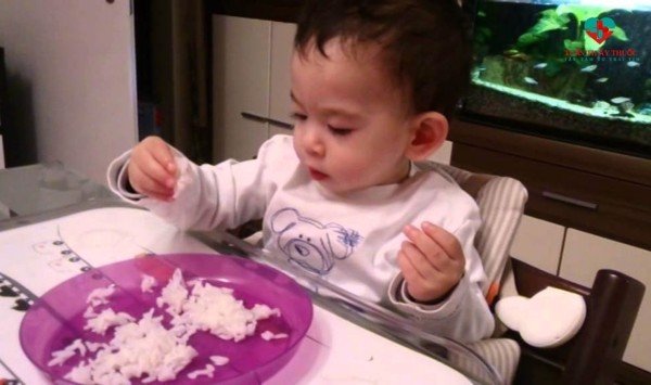 bé 2 tuổi không chịu ăn cơm
