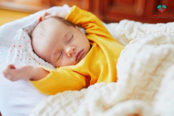 bé sơ sinh ngủ không sâu giấc