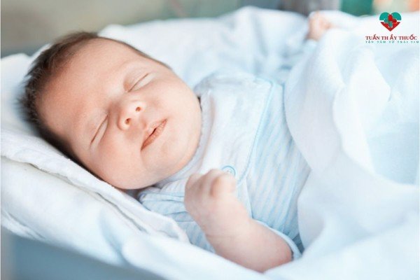 trẻ sơ sinh bú xong không chịu ngủ