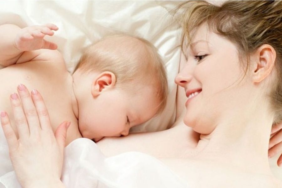 Trẻ đang bú mẹ nên điều chỉnh lại chế độ dinh dưỡng của mẹ