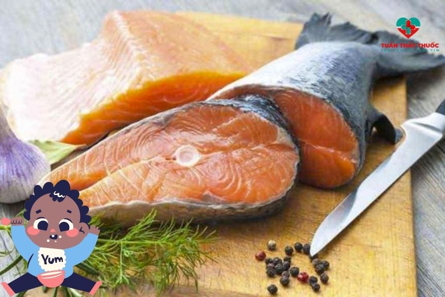 Bé mấy tháng ăn được thịt cá tôm: 7 tháng tuổi