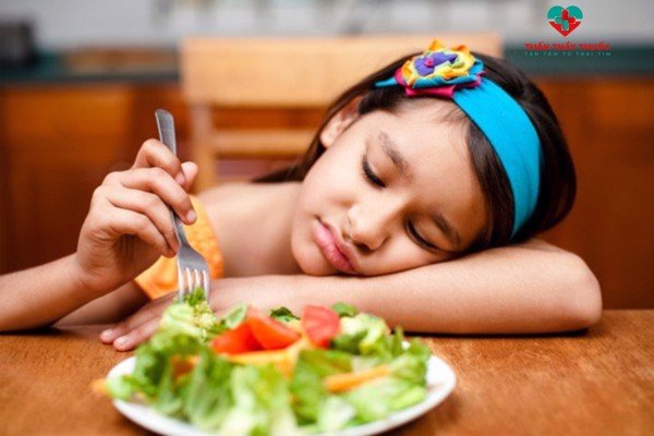 Trẻ 7 tuổi hay bị nấc sau khi ăn