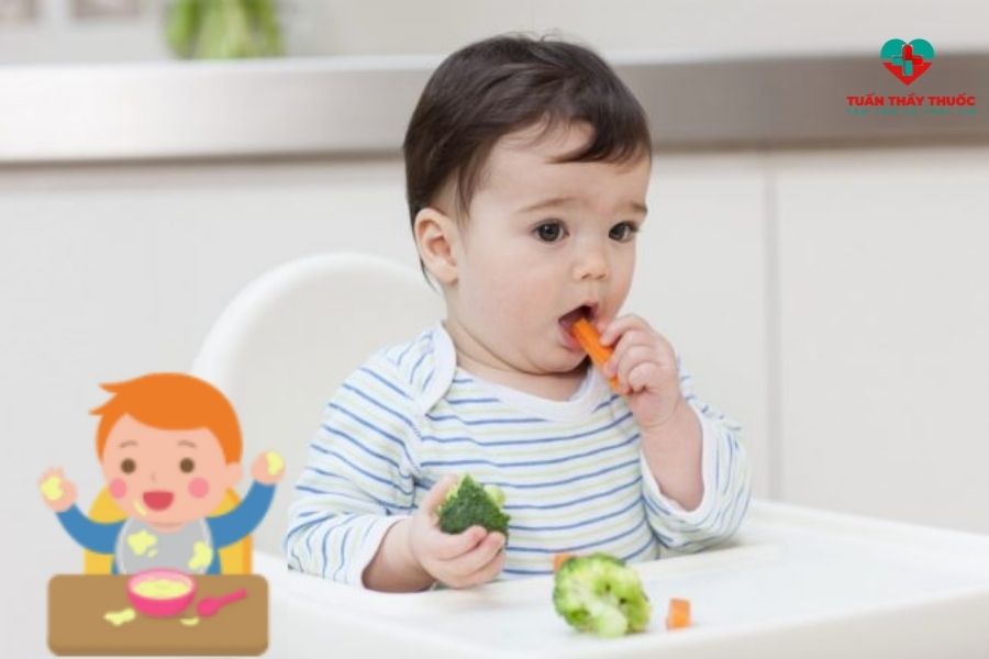 Trẻ mấy tháng ăn cơm được: tín hiệu cân nặng