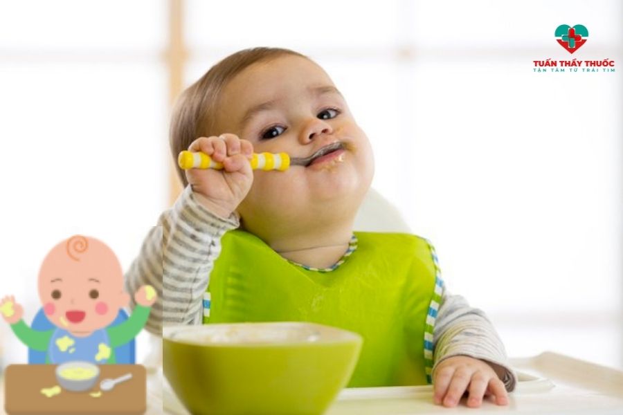 Trẻ mấy tháng ăn được cơm: dấu hiệu nhận biết 