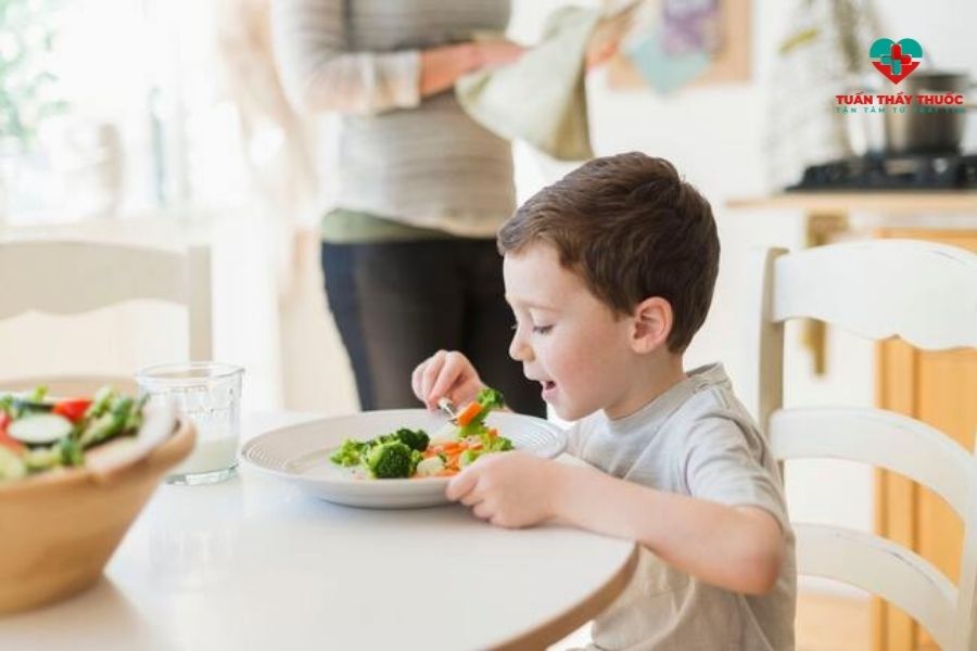 Khuyến khích trẻ ăn thêm rau để hạn chế táo bón