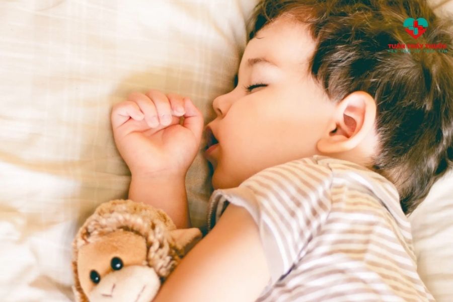 Ăn không tiêu nên làm gì: Cho trẻ ngủ đúng giờ