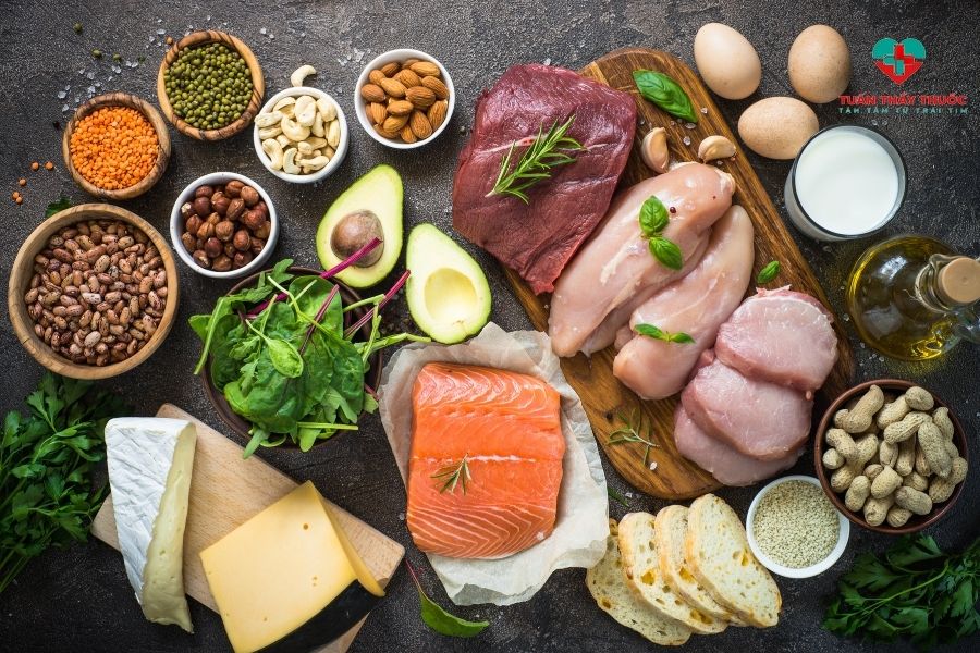 Bé kém hấp thu chậm tăng cân cần được bổ sung protein vào bữa ăn