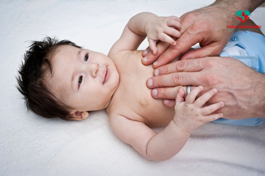 Cách trị táo bón cho trẻ: Massage bụng cho bé