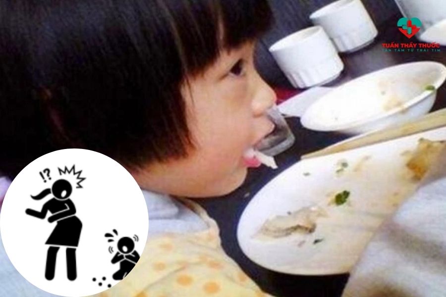 Cho trẻ ăn cơm sớm có tốt không: Trẻ có thể bị hóc