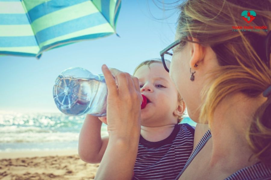 Uống đủ nước giúp tăng đề kháng cho bé 1 tuổi