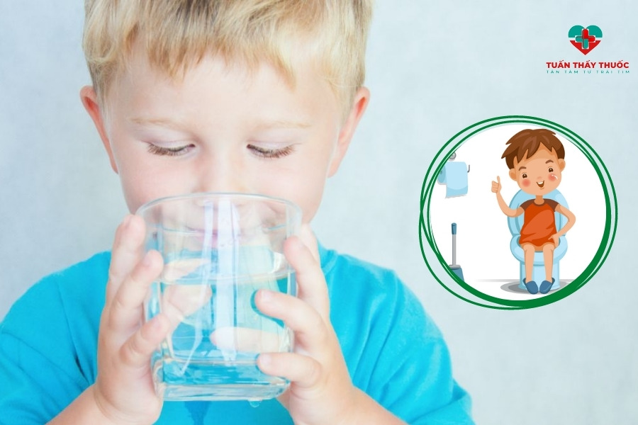 Cách đi cầu khi táo bón: Cho trẻ uống nước ấm