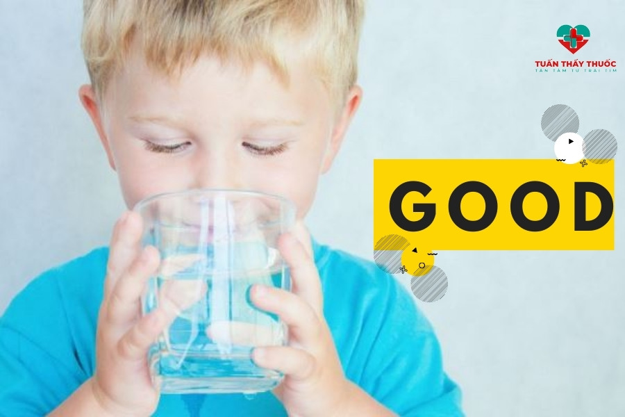 Cách giúp trẻ đi ngoài khi bị táo bón: Cho trẻ uống đủ nước