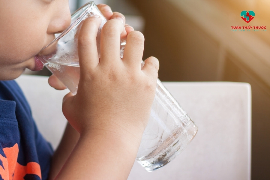 Cách trị táo bón ở trẻ em: Khuyến khích trẻ uống thêm nhiều nước