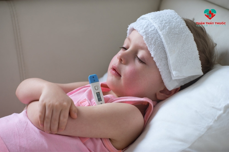 Trẻ bị cảm lạnh phải làm sao: Kiểm soát thân nhiệt của trẻ