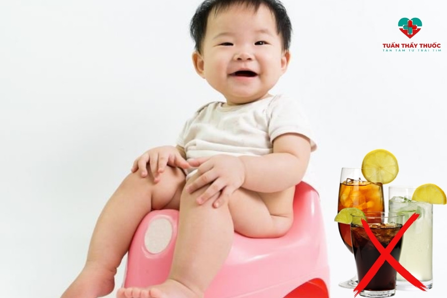 Uống gì dễ đi đại tiện: Không được cho bé uống nước ngọt