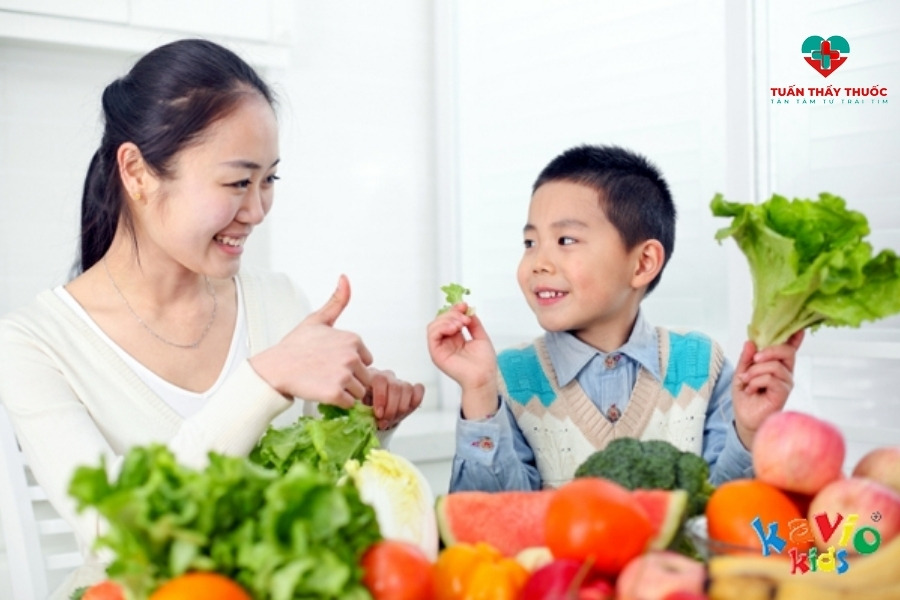 Hãy cùng ăn rau với con để trẻ noi theo