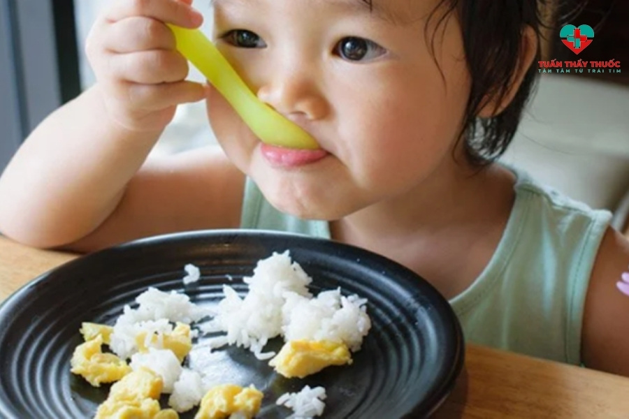 Nghiền cơm để trẻ ăn không bị nghẹn