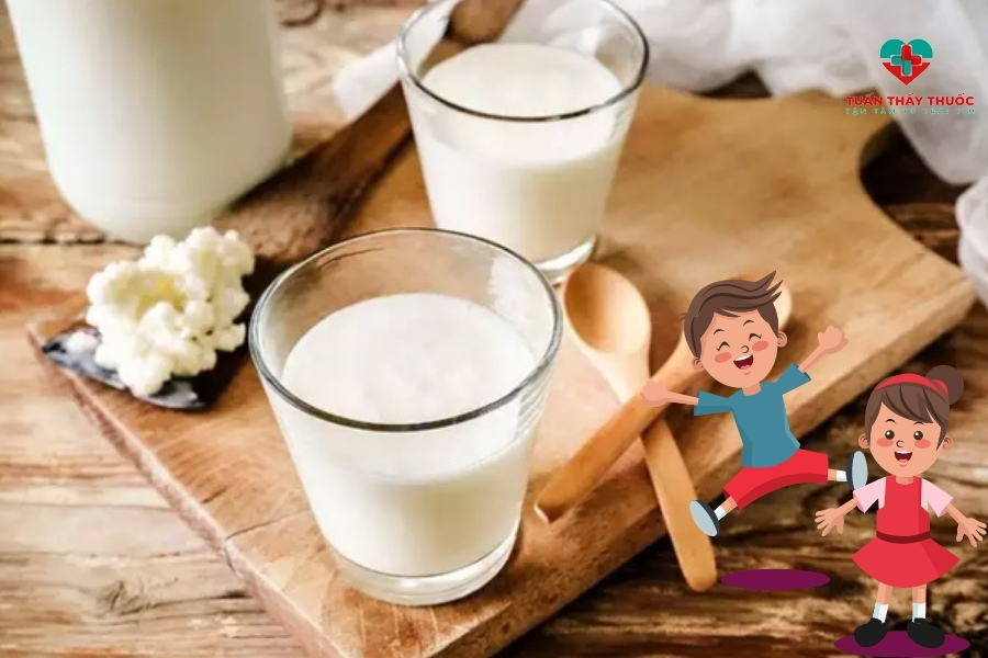Bị chững cân phải làm sao: Cho trẻ uống sữa mỗi ngày