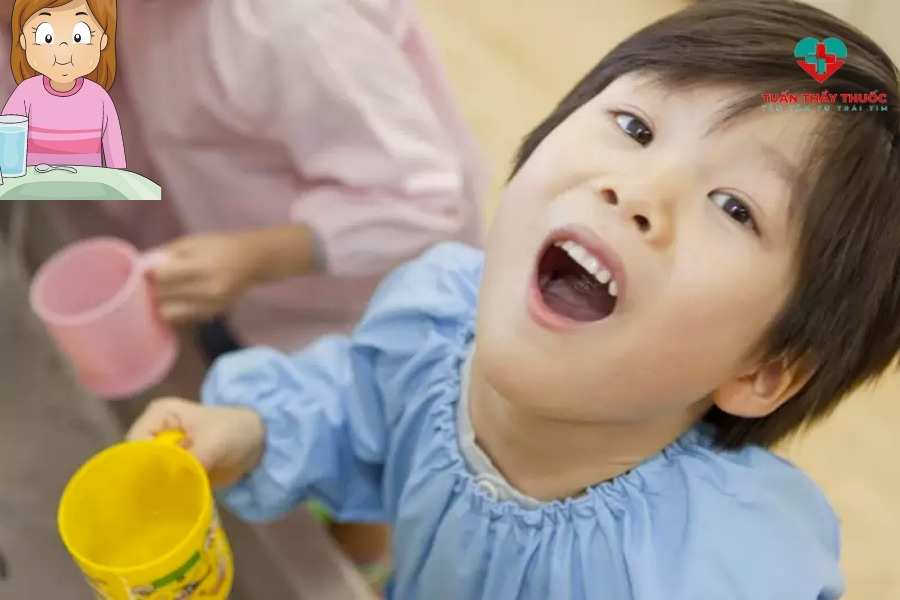Cách hết nhiệt miệng cho trẻ: Súc miệng nước muối