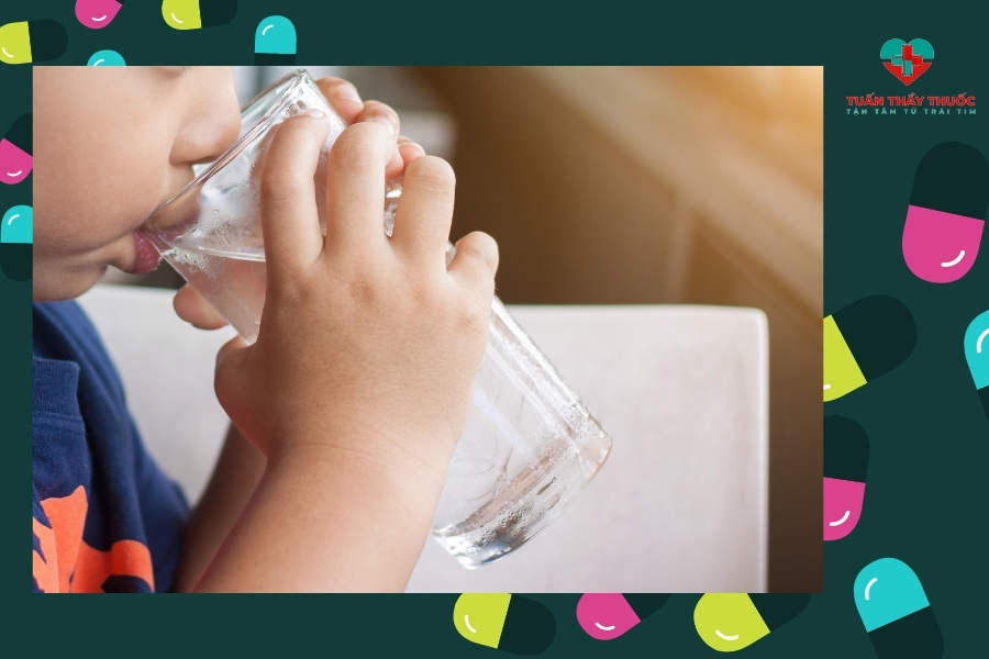 Cho con uống nhiều nước khi sử dụng thuốc bổ sung chất xơ cho trẻ