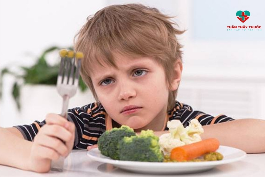 Không nên ép trẻ ăn rau quá nhiều