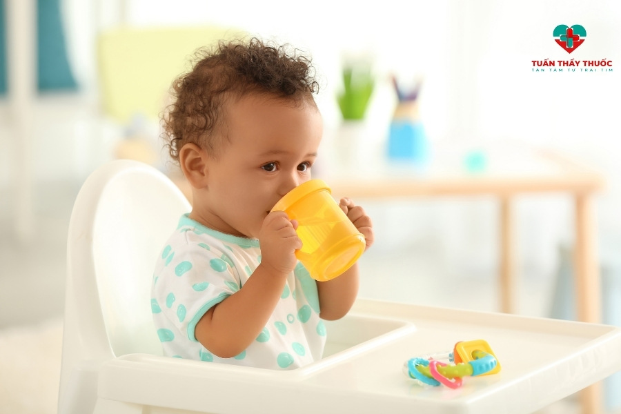 Làm sao để dễ đi cầu khi bị táo bón: Cho bé uống nước đầy đủ