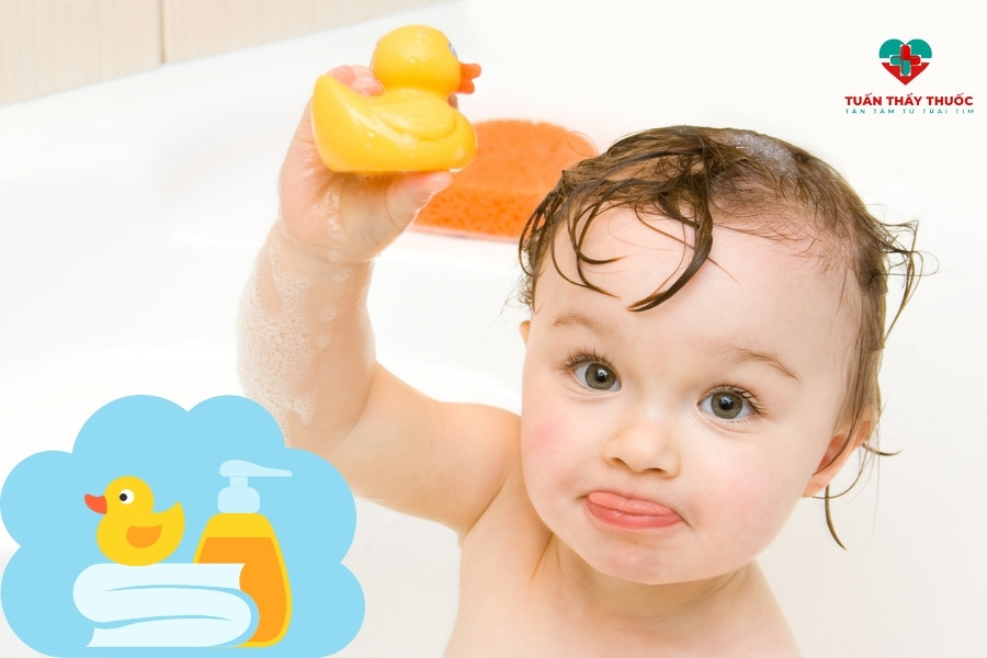 Nên sử dụng nước ấm mỗi khi tắm cho bé